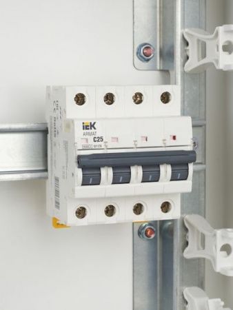ARMAT Автоматический выключатель M10N 4P C 25А IEK